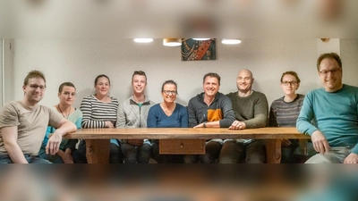 Der neue Vorstand der Dorfmusik: Benedikt Schlay, Katharina Lochner, Veronika Conrad, Philipp Gaar, Lena Grimm, Gregor Patschky, Johannes Häusgen, Kristina Kaupe und Stefan Gaar (v.l.).  (Foto: Dorfmusik)