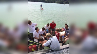 Für die kleinen Gäste war die Erkundung des Motorrettungsbootes ein Highlight. Zuvor wurde ihnen der richtige Umgang mit Rettungsringen gezeigt und wie man sich in einer Notsituation verhält. (Foto: Wasserwacht Pilsensee)