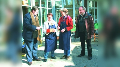 Die Planegger SPD spendete den gesamten Erlös des Planegger Christkindlmarktes 2007 an die Verantwortlichen des Würmtaltisches. Von links Benjamin Wittstock, Karin Wolf, Petra Schaber und Roderich Peter. (Foto: US)