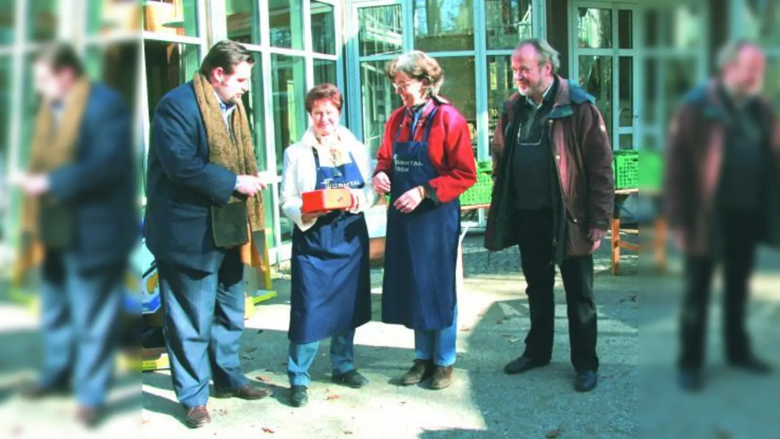 Die Planegger SPD spendete den gesamten Erlös des Planegger Christkindlmarktes 2007 an die Verantwortlichen des Würmtaltisches. Von links Benjamin Wittstock, Karin Wolf, Petra Schaber und Roderich Peter. (Foto: US)