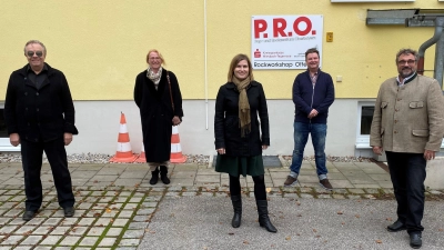 Gemeinsam für die Musikbranche (v. r.) : Bürgermeister Michael Falkenhahn, Stefan Späth (P.R.O.), Katrin Neoral (Jazzschool), Theresia Sigmund (Gem. Otterfing) und Max Neissendorfer (Jazzschool).  (Foto: Privat)