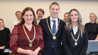 Münchens frisch ernannter Oberbürgermeister Dominik Krause mit der neuen Zweiten Bürgermeisterin Mona Fuchs (rechts) und der Dritten Bürgermeisterin Verena Dietl. (Foto: Michael Nagy/Presseamt)