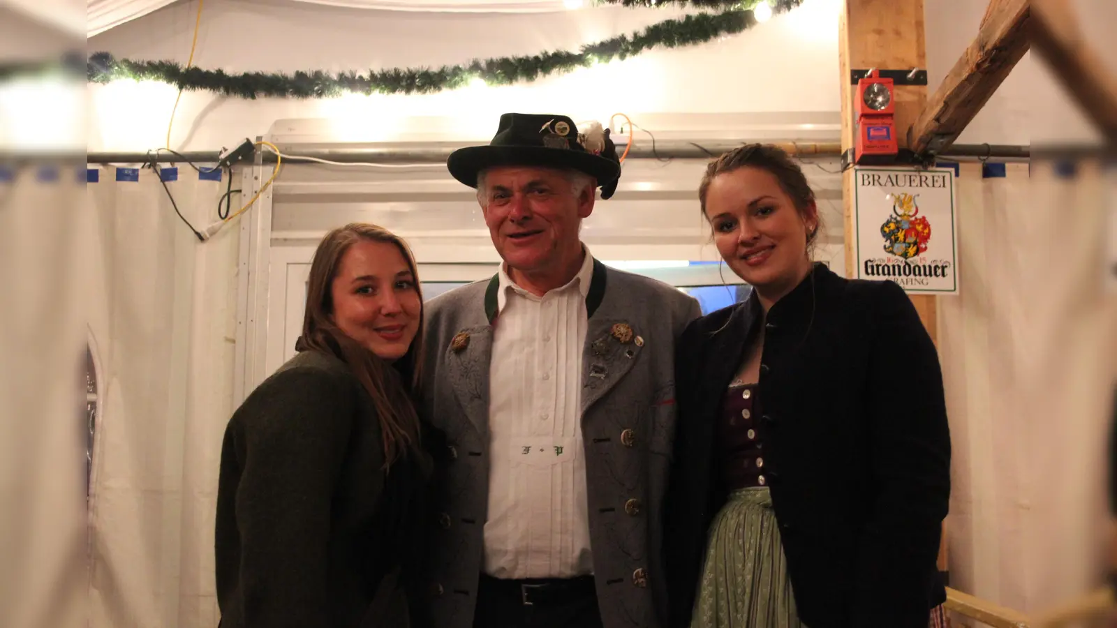 Der Straußdorfer Franz Pabst liebt die bayerische Volksmusik. Diese Begeisterung gibt er gerne an die junge Generation weiter. Hier die »Bichlmaier Dirndl«. (Foto: Stefan Dohl)