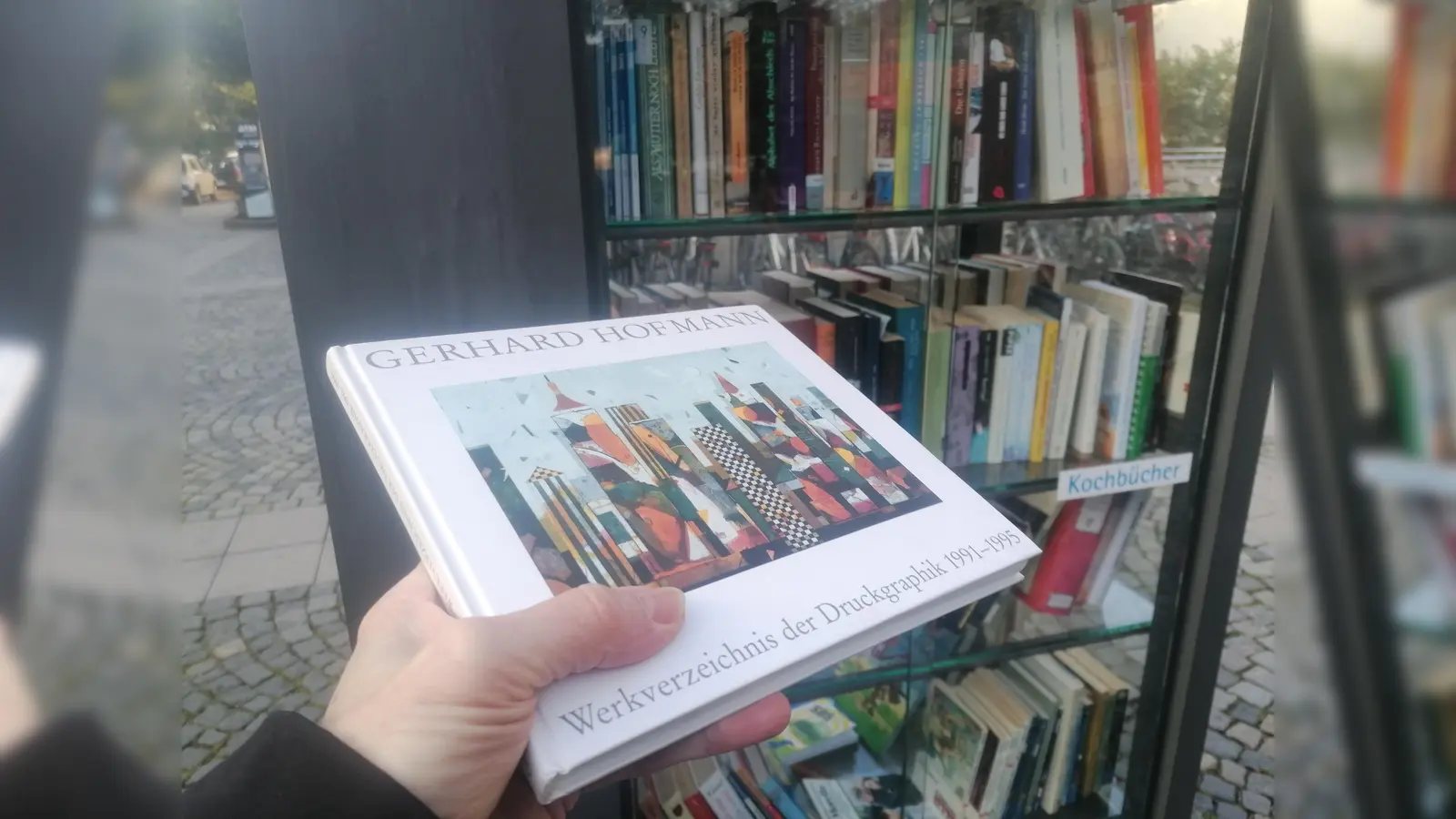 Gerhard Hofmanns „Werkverzeichnis der Druckgraphik 1991-1995” im Bücherschrank Harlaching. (Foto: job)