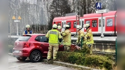 Gleissperrung in Puchheim: Die herbeigerufene Feuerwehr hat das Auto aus dem Gleisbereich geborgen. (Foto: Bundespolizei)
