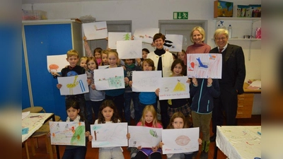Dr. Dominik Freiherr von König (Stiftung Internationale Jugendbibliothek), Bettina Bundszus-Cecere (Bundesministerium für Familie) und Dr. Christiane Raabe (Direktorin Internationale Jugendbibliothek) besuchten vor Weihnachten auch den Workshop „Tierischer Wörtersalat”. Kinder der dritten Klasse in der Grundschule an der Grandlstraße hatten sich dabei mit James Krüss beschäftigt. (Foto: Stiftung Internationale Jugendbibliothek)