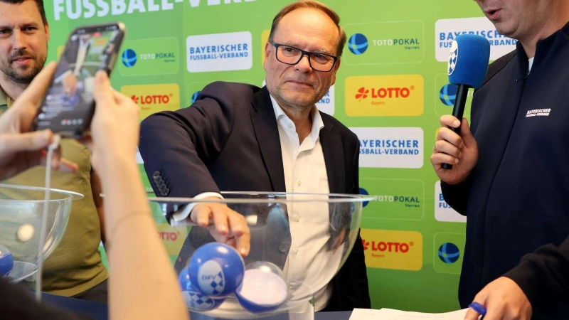 Joachim Buchwieser, Vizepräsident Lotto Bayern, loste die 2. Runde aus. (Foto: Philipp Schmatloch/BFV)