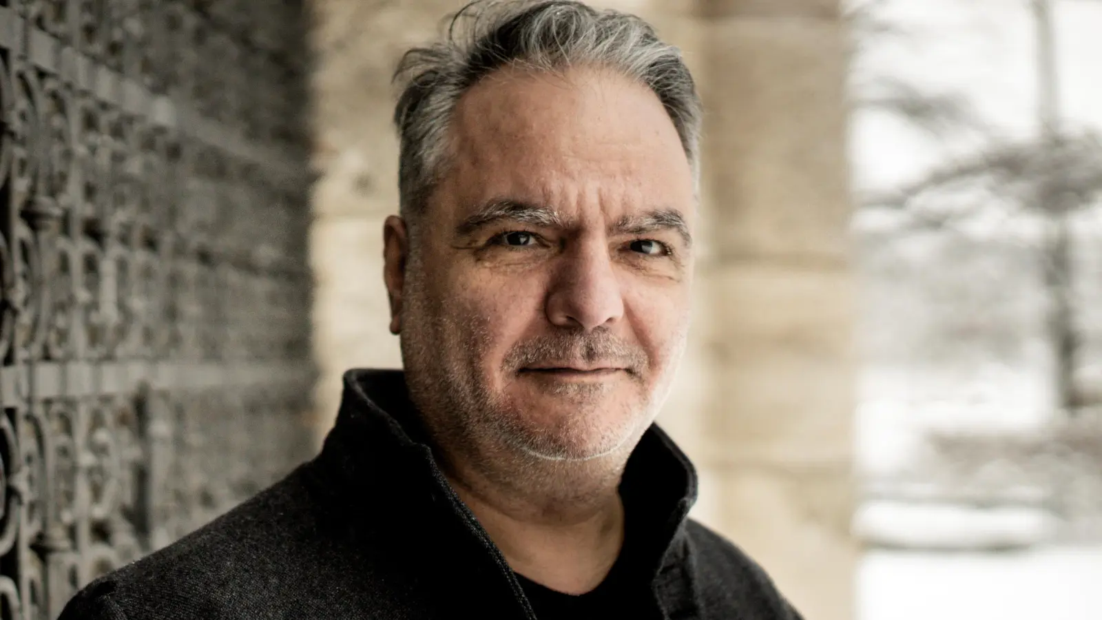 Der Münchner Journalist, Autor und Regisseur Karnik Gregorian ist ab Oktober Schreibresident in der Monacensia im Hildebrandhaus. (Foto: Lothar Reichel)