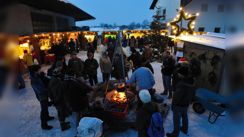 Kaum ein Christkindlmarkt ist so idyllisch wie der auf dem Wiesheu-Hof. (Foto: S. Kellerer)