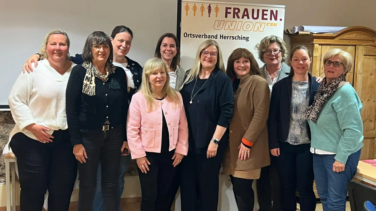 Freuen sich auf neue Aufgaben und sind hoch motiviert: Das neue Team der Frauen Union Herrsching bestehend aus Tina Reich (2. Bürgermeisterin Herrsching), Johanna Sojat, May-Britt Stummbaum, Renate Losert, Julia Magenau, Daniela Daiker, Ute Nicolaisen-März, Fromuth Heene, Bernadette Darchinger und Hannelore Doch. (Foto: FU Herrsching)