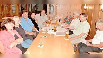 Die Bürgerinitiative Holzland und Buch diskutierten über die aktuelle Situation rund um die dritte Startbahn. 	 (Foto: VA)