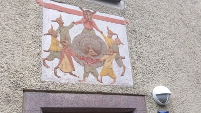 Der Wolf und die sieben Geißlein - ein deutsches Märchen als Bild in der „Ami-Siedlung”. Dass deutsche und US-amerikanische Planer nach dem 2. Weltkrieg zusammenarbeiteten, macht Kunstwerke und Siedlung besonders. (Foto: bas)