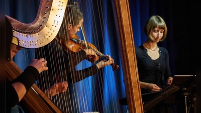 Lisa Schöttel (r.) und ihr Ensemble Vielsaitig gehören zu den Künstlern, die der Otterfinger Kulturwoche schon seit Jahren die Treue halten. (Foto: Manfred Lenzer)