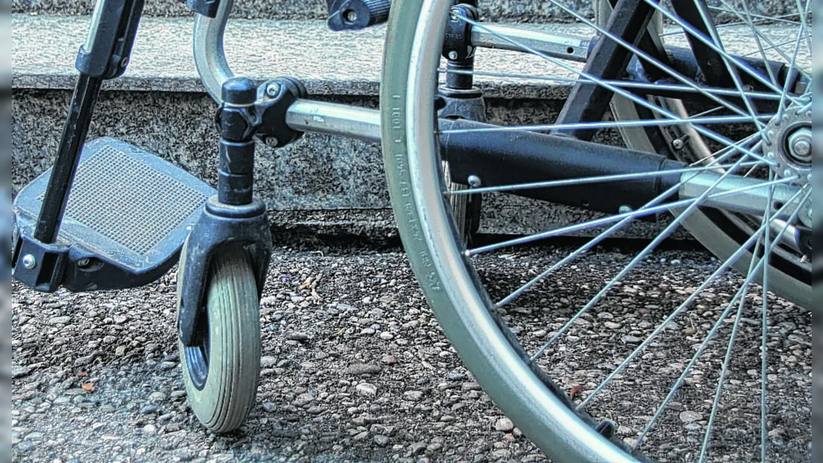 Hier geht es nicht weiter: Ein Rollstuhl steht vor einer Treppe. (Foto: lsc)