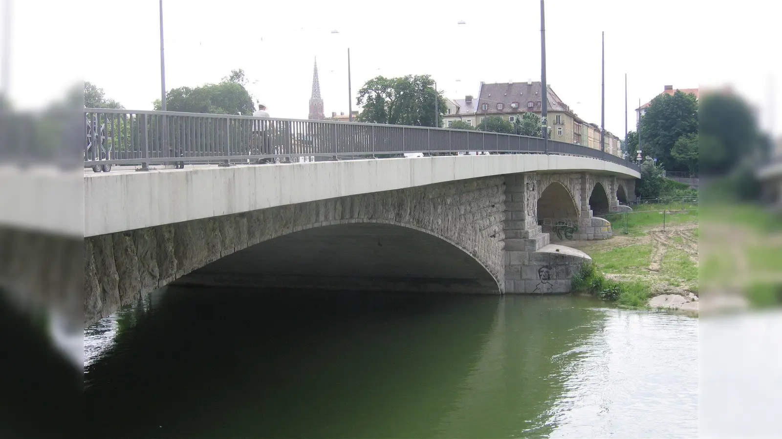 Treffpunkt für die Führung ist an der Reichenbachbrücke, auf der Auer Seite. (Foto: Rufus46, CC BY-SA 3.0)