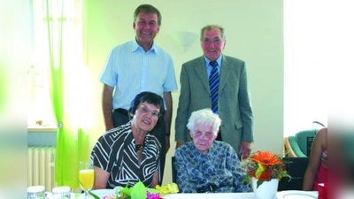 Gratulierten Jubilarin Maria Wagner (v.l.n.r.): Stadtrat Johann Stadler, Konrad Kainz und Valentina Kainz. (Foto: vn)