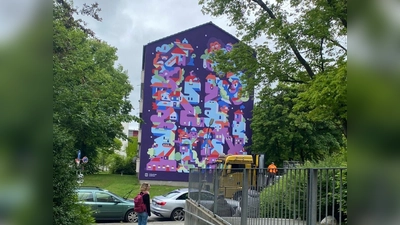 In der Möschenfelder Straße 11 in Ramersdorf ziert seit kurzem das 14 mal 10 Meter große Kunstwerk „Fusion“ die Fassade. (Foto: Münchner Wohnen)