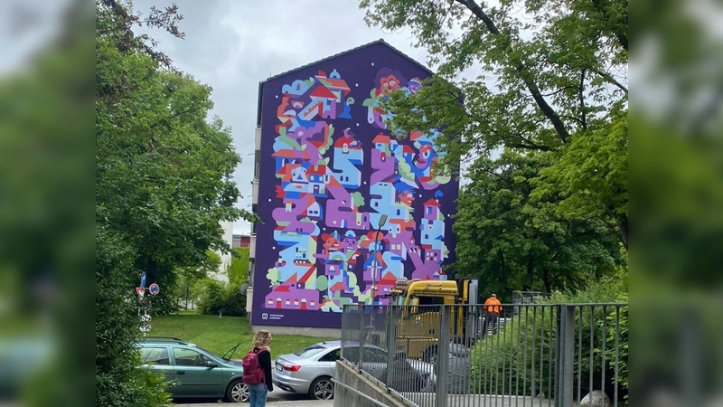 In der Möschenfelder Straße 11 in Ramersdorf ziert seit kurzem das 14 mal 10 Meter große Kunstwerk „Fusion“ die Fassade. (Foto: Münchner Wohnen)