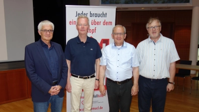 Freuen sich über den regen Fachaustausch zur Lösung von Wohnproblemen in den Gemeinden: (v.l.) AWO Vorstand Michael Germayer, Grünwalds Bürgermeister Jan <br>Neusiedl, Dr. Eugen Ehmann, Regierungspräsident von Unterfranken und Referent, und Stefan Wallner, Leiter der AWO Wohnungsnotfallhilfe. (Foto: AWO)