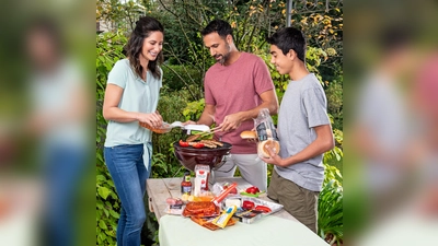 Ob Verpackungen, Flaschen oder Servietten, nach der Grillparty gilt es die Abfälle in der richtigen Tonne zu entsorgen. (Foto: Muelltrennung wirkt / Marcella Merk)