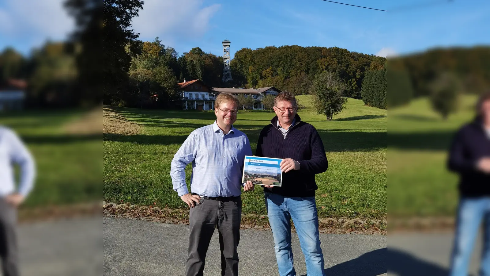 Klimaschutz- und Energiemanager Christian Siebel übergab den Energiebericht der Stadt Ebersberg an Bürgermeister Uli Proske (v. li.).  (Foto: Stadt Ebersberg)