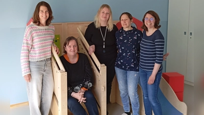 Eva Maier, Einrichtungsleiterin Martina Hübner, Jasna Negovanovic, Liudmylla Matsko und Miriam Poschner (v. l.) sind ein Teil des Teams im Kinder- und Familienzentrum Am Südpark. (Foto: tje)