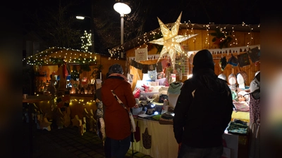 Auf der Neubiberger Weihnachtsdult kann man in bezaubernder Atmosphäre bummeln und genießen. (Foto: Martina Prüller)