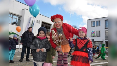 Auf dem Rathausplatz in Ottobrunn darf man sich am Faschingsdienstag, 5. März, über ein buntes Faschingstreiben freuen. (Foto: Gemeinde Ottobrunn)