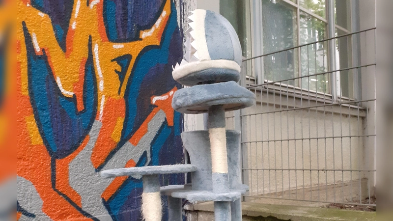 Was nicht in die Mülltonne passt, wie dieser alte Kratzbaum, kann bei der Sperrmüllsammlung der AWM im eigenen Viertel abgegeben werden. (Foto: mha)