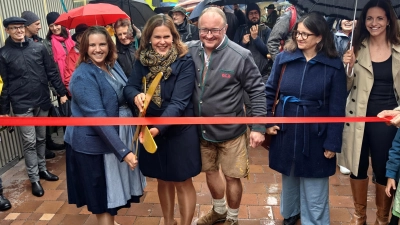 Bürgermeisterin Verena Dietl überbrachte die offiziellen Grußworte der Landeshauptstadt München und eröffnet zusammen mit Kommunalreferentin Jacqueline Charlier und dem Händlersprecher des Elisabethmarkts, Karl Huczala, den neuen Markt am Elisabethplatz (Foto: Robert Bösl)