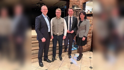 Der bisherige Ortsvorsitzender Peter Nöscher, neuer Ortsvorsitzender Tristan Schulze, MdB Dr. Andreas Lenz und die neue Bürgermeisterin von Markt Schwaben, Walentina Dahms (v.l.). (Foto: CSU Markt Schwaben)