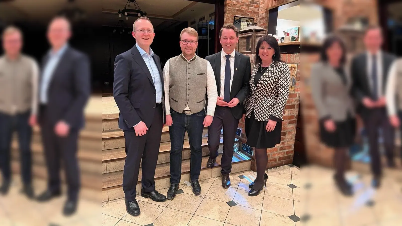 Der bisherige Ortsvorsitzender Peter Nöscher, neuer Ortsvorsitzender Tristan Schulze, MdB Dr. Andreas Lenz, Zweite Bürgermeisterin und BürgermeisterkandidatinWalentina Dahms (v.l.). (Foto: CSU Markt Schwaben)