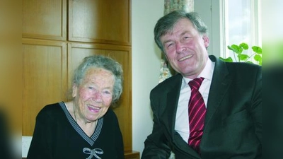 Johann Stadler gratuliert Maria Eschbaumer zum 100. Geburtstag. (Foto: ck)