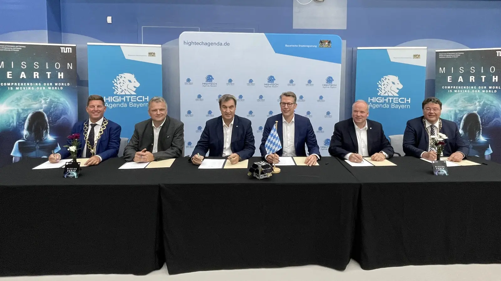 Unterzeichneten gemeinsam eine Erklärung für die weitere Realisierung des künftig größten Luft- und Raumfahrtcampus Europas: Brgm. Ullrich Sander (Taufkirchen), Staatssekretär Roland Weigert, Ministerpräsident Markus Söder, Wirtschaftsminister Markus Blume, Landrat Christoph Göbel und Brgm. Thomas Loderer (Ottobrunn v.l.). (Foto: hw)