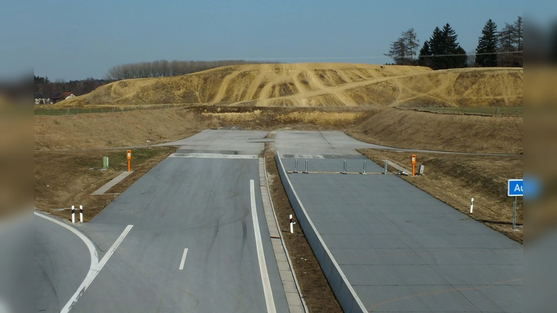 Vorbei ist's mit der Ruhe: Unser Archivbild aus dem Jahr 2015 zeigt das Bauende bei Pastetten.  (Foto: kw )
