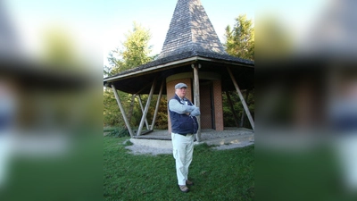 Hans Ulrich Greimel vor der Europakapelle auf dem Jaudesberg. Sie feiert heuer 25-jähriges Jubiläum. (Foto: pst)