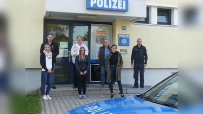 Naemi Urich, Thomas Hopfner (SiWa Poing), Frank Bittner, Vanessa Meißner, René Neumann, Ines Steinbacher und Helmut Hintereder (v.li.). (Foto: PI Poing )