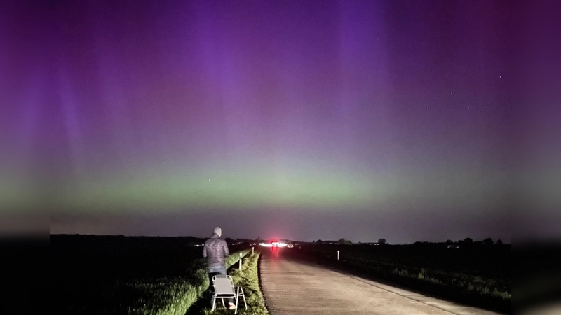 Die Nordlichter färbten den Nachthimmel (hier über Alling) in bunte Farben, die allerdings durch die Kameralinse viel intensiver als mit bloßem Auge waren. (Foto: Patrizia Steipe)