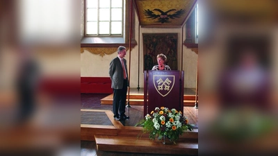 Empfang im Regensburger Rathaus: Ingeborg Staudenmeyer dankte dem 2. Bürgermeister, Gerhard Weber, für die Einladung. (Foto: Iris Gabriel)