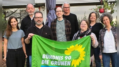 Der neue Vorstand (von links): Katharina Derwell, Horst Kunz, Ferdinand Bohlig, Sven Ingenfeld, Gerald Zehetbauer, Anja Callam, Anna Friedl und Suny Kim (es fehlt im Bild Julia Brinkmann). (Foto: Johannes Landerdinger)