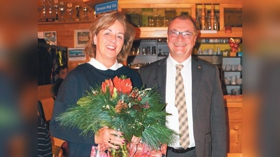 Angelika Stiller mit dem 1. Vorsitzenden Josef Bichler des TSV Waldtrudering.	 (Foto: privat)