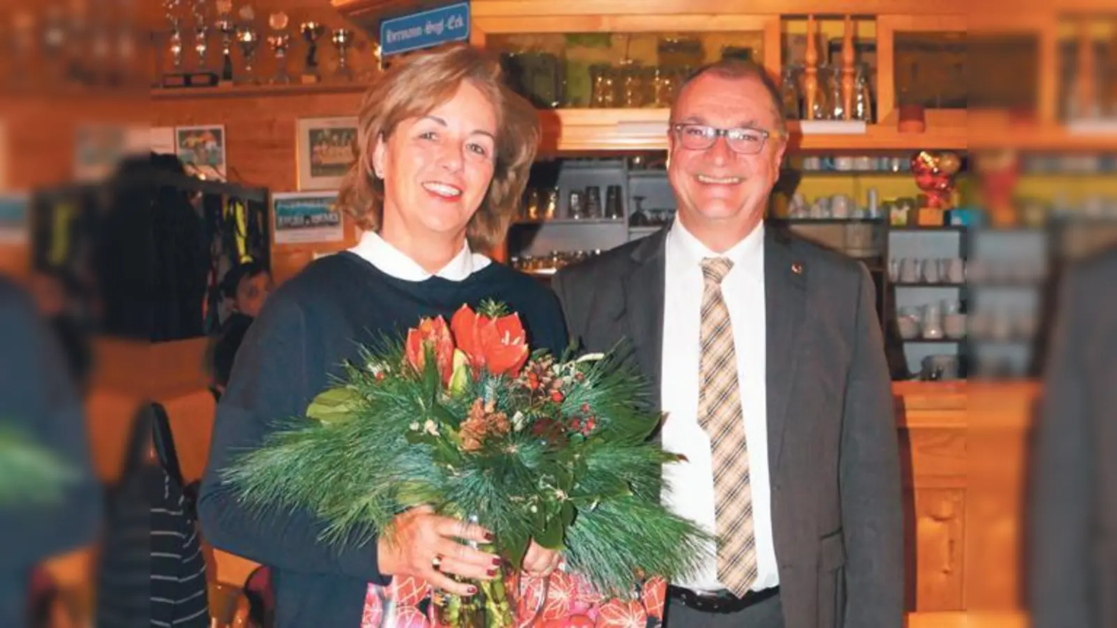 Angelika Stiller mit dem 1. Vorsitzenden Josef Bichler des TSV Waldtrudering.	 (Foto: privat)