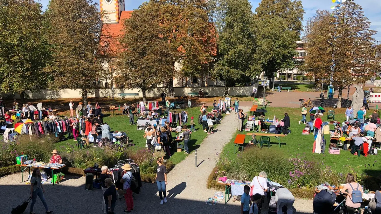 Beim großen Schlössl-Mädelsflohmarkt gibt es allerlei Schätze zu entdecken. (Foto: Kultur- und Bürgerhaus Pelkovenschlössl)
