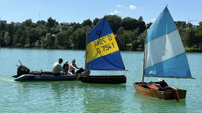 Michael Timmermann fährt auf dem Pilsensee seine Segelschüler mit dem Motorboot zu den Holz-Optis. (Foto: pst)