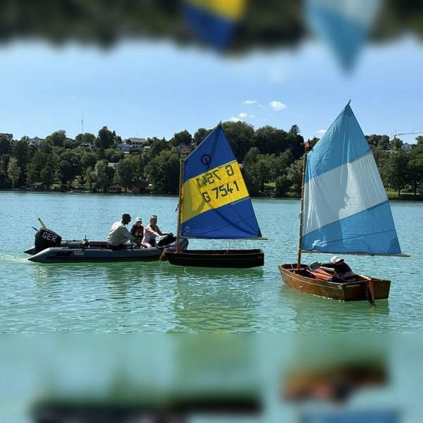 Michael Timmermann fährt auf dem Pilsensee seine Segelschüler mit dem Motorboot zu den Holz-Optis. (Foto: pst)