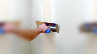 Mit nur zwei Spachtelgängen entstehen in Windeseile glatte Oberflächen. (Foto: djd/Knauf Bauprodukte)