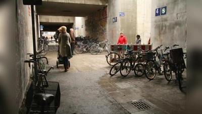 „Die parkenden Radler gehören definitiv nicht hierher.“ Damit ein Durchkommen in der östlichen Bahnhofsunterführung für alle Fußgänger, Bahnkunden und Radfahrer leichter wird, soll als Erstes die Situation der Fahrräder geklärt werden. (Foto: US)