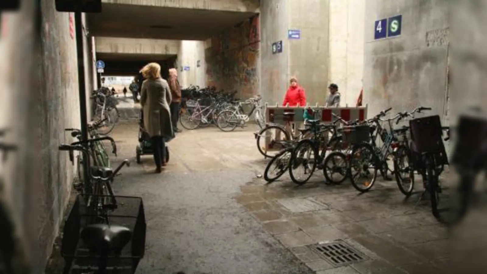 „Die parkenden Radler gehören definitiv nicht hierher.“ Damit ein Durchkommen in der östlichen Bahnhofsunterführung für alle Fußgänger, Bahnkunden und Radfahrer leichter wird, soll als Erstes die Situation der Fahrräder geklärt werden. (Foto: US)