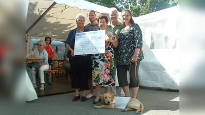 Werbe-Spiegel-Verlegerin Gudrun Dangl (m.) übergab der Familie Passian (v.l. Liebgard, Johannes, Hans und Marlene Passian mit Hund Lucy) einen Scheck über 1000 Euro für den Förderverein der Schule. (Foto: bb)