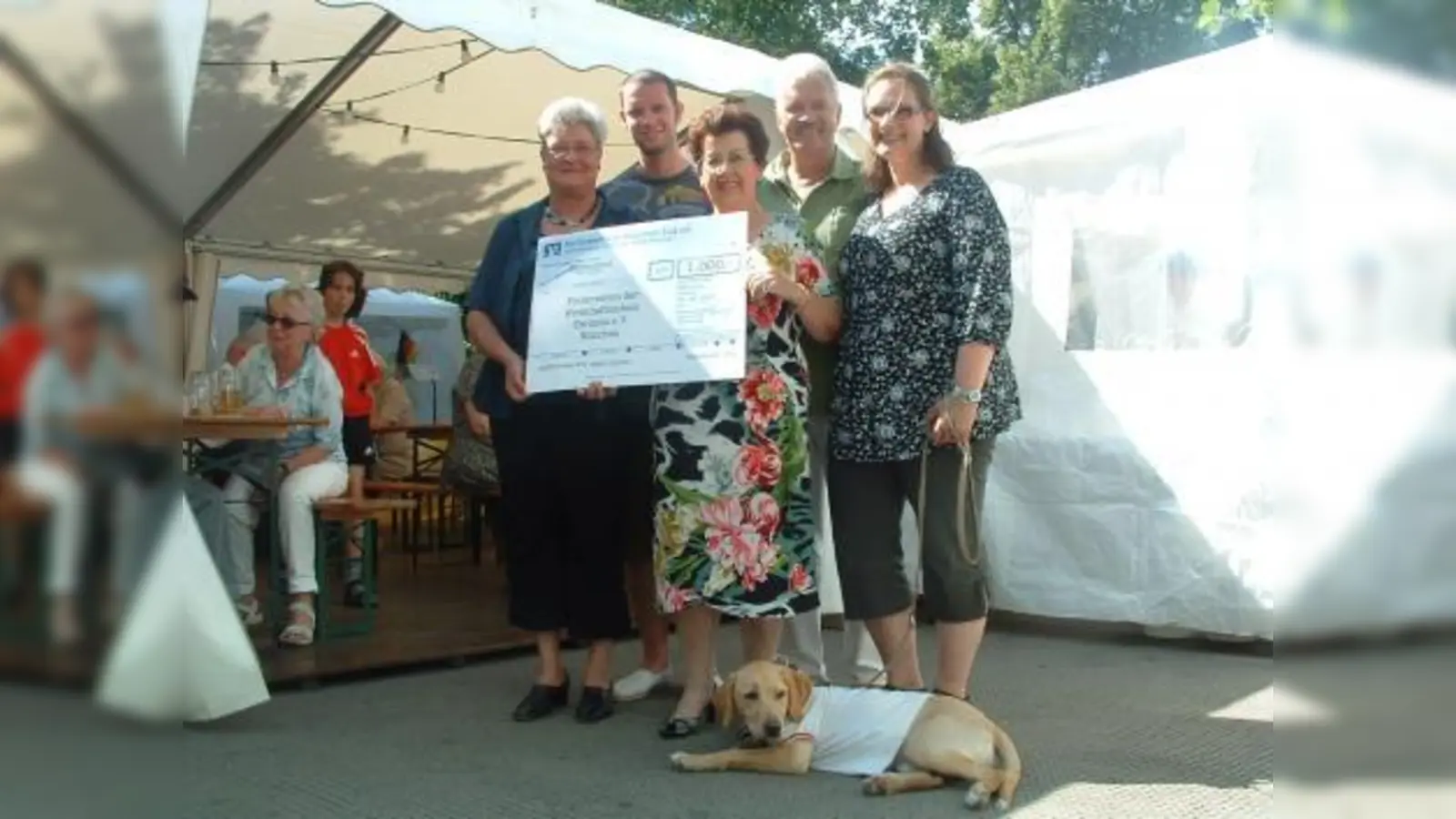 Werbe-Spiegel-Verlegerin Gudrun Dangl (m.) übergab der Familie Passian (v.l. Liebgard, Johannes, Hans und Marlene Passian mit Hund Lucy) einen Scheck über 1000 Euro für den Förderverein der Schule. (Foto: bb)